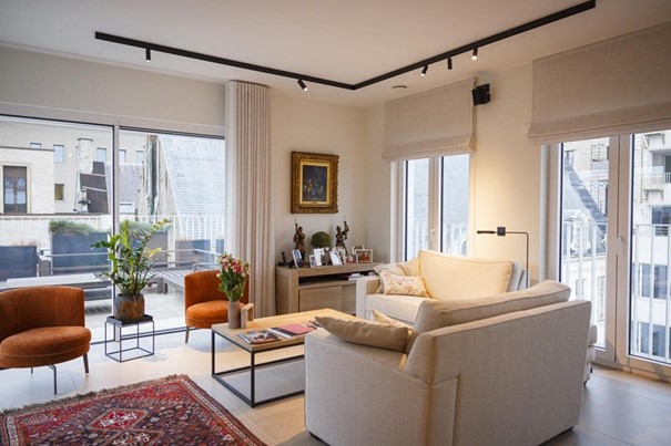 De woonkamer is heel licht dankzij de grote glasramen.