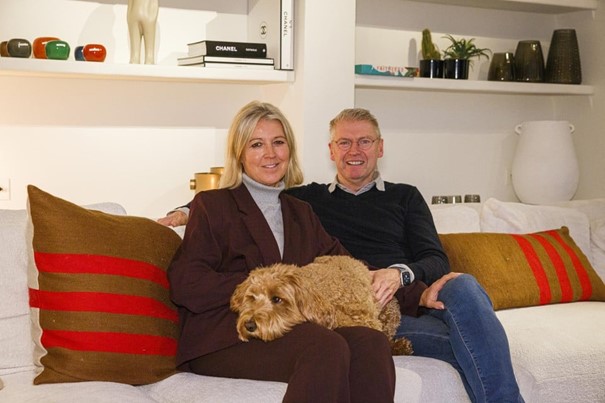 Nathalie met Philippe en hun labradoodle Bo. “Zelf ben ik ook bij De Dames naar school geweest. Ik herinner me nog dat we door de tuin van de godshuisjes naar de klaslokalen liepen.” 