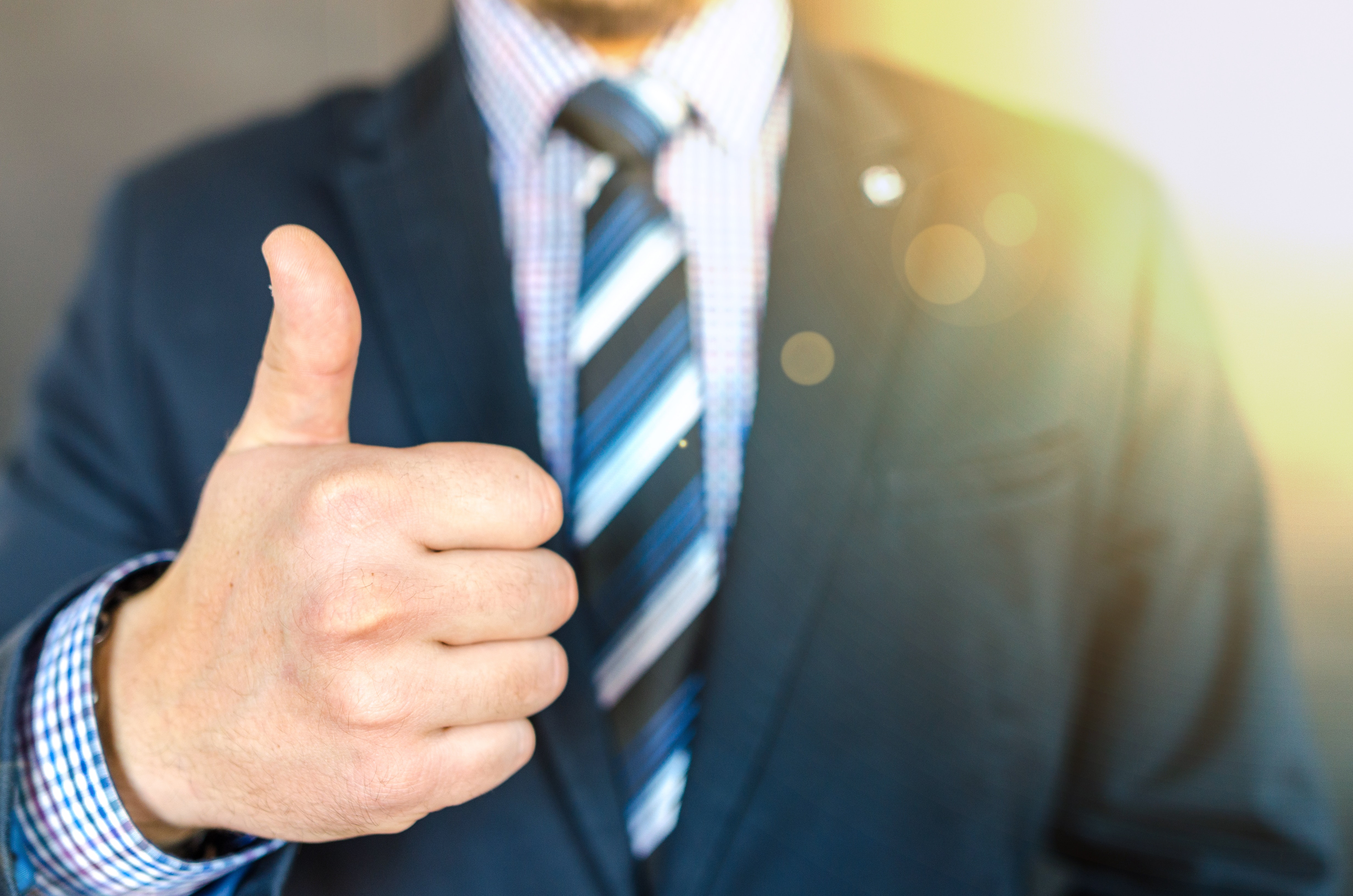 Algemeen beeld_close-up-photo-of-man-wearing-black-suit-jacket-doing-thumbs-684385